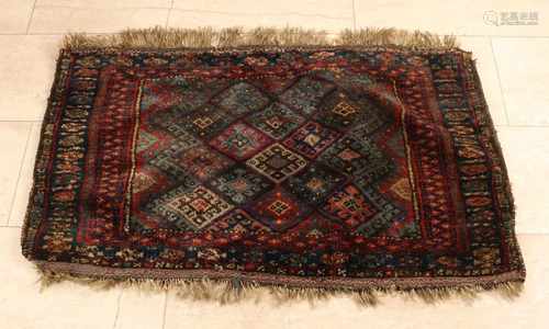 Small Persian rug. Floral, earthy tones. Size: 104 x 69 cm. In good condition.