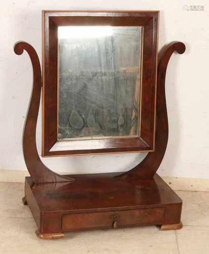 Antique mirror in mahogany lyre shape with tray. Size: 82 x 73 x 40 cm. In good condition.