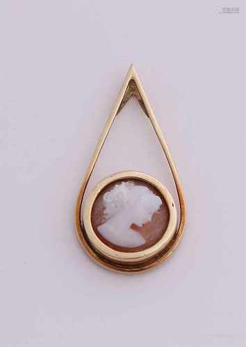 Gold pendant, 585/000, with cameo. Pear-shaped pendant with a round schelpcamee in the middle. Put