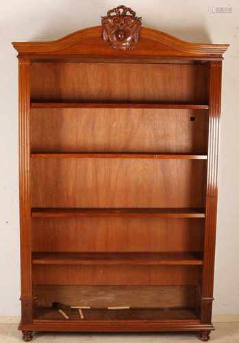 Antique walnut bookcase with adjustable shelves and crest. Circa 1900. Size: 275 x 41 x 31 cm. In