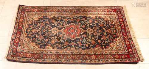 Old Persian rug with floral decor. Reddish color. Size: 129 x 79 cm. In good condition.