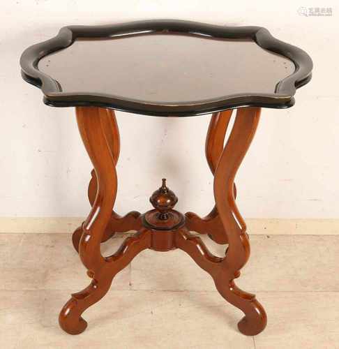 Dutch walnut side table William 4-foot timber and gecontourneerd sheet. Circa 1860. Size: 76 x 59