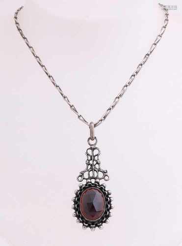 Silver necklace and pendant, 833/000, with garnet. A finely switched necklace with a pendant thereto