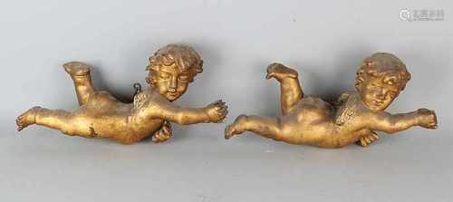 Two 18th - 19th century wooden gilded putti with short wings. Baroque. Size: 37-38 cm. In good