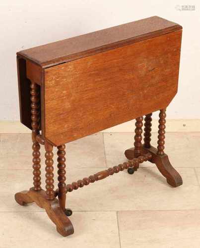 English oak extendable table. Circa 1900. Size: 75 x 63 x 60 cm. In good condition.