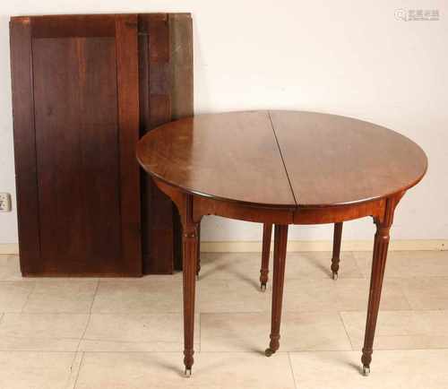 Antique English mahogany dining table with three oak slip sheets. Approximately 1880. Size: 77 x 108