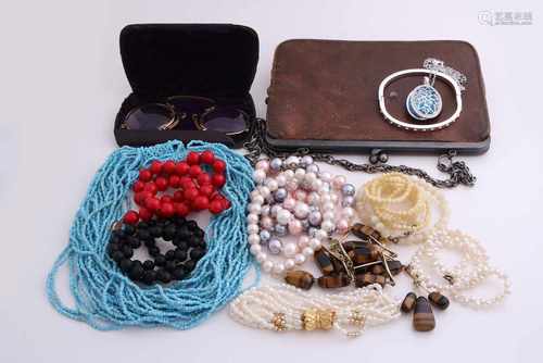 Lot gems with a purse. With pearls, tiger and beads.