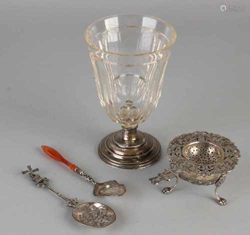 Lot with five pieces of silver, fitted with a tea strainer with drip tray, wicks absence of the