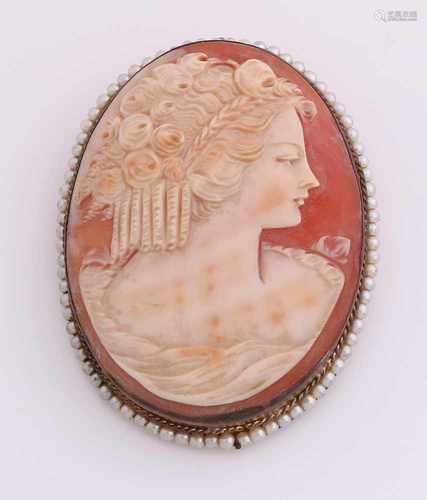 Brooch of yellow metal with an edge with small pearls set with a beautifully carved cameo.