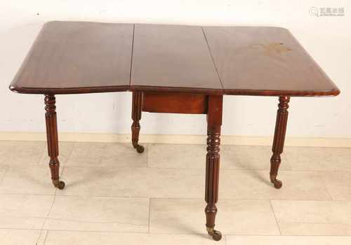 Antique English mahogany extendable table with brass wheels. Circa 1900. Size: 76 x 96 x 40 cm. / 76