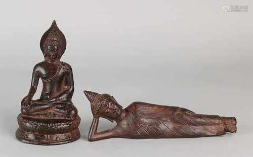 Two ancient bronze Buddha figures. Size: 13-17 cm. In good condition.