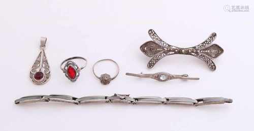 Lot silver jewelry with filigree with 2 brooches, two rings and a watch band. Various levels.