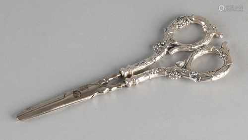 Grape shears with silver handles, 800/000, decorated with grapevines. 17 cm. In good condition