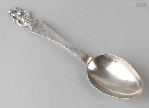 Silver spoon, 833/000, with puntbak and a stem equipped trembleerwerk partly worn, and with a