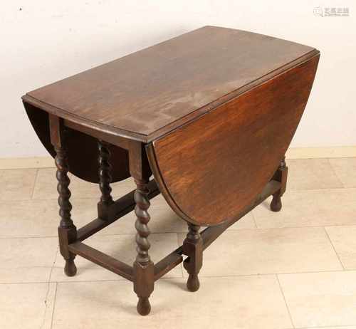 Antique English oak extendable table with twisted legs. Approximately 1900. Size: 73 x 106 x 55