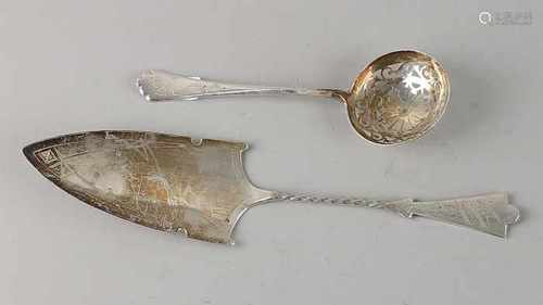 Silver dispensing spoon and cake slice, 833/000, small sprinkle spoon with a round sawn container