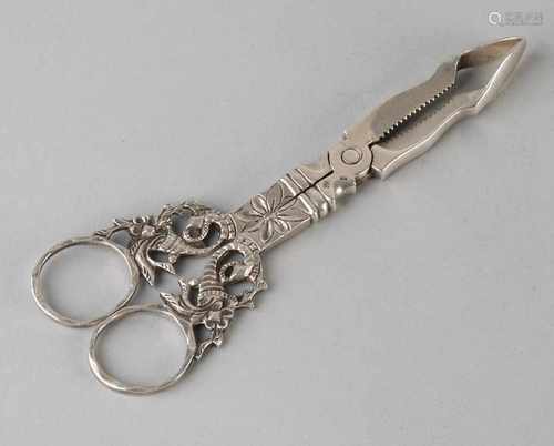 Silver cube tongs, 833/000. The handles are decorated with cornucopias. MT .: Zaanlandse