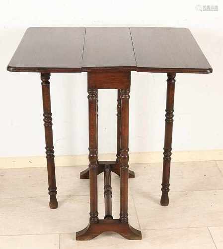 English antique oak extendable table. Approximately 1900. Size: 73 x 61 x 70 cm. In good condition.