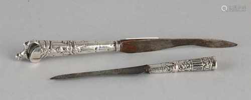 Two knives with antique zilverenheften, one with a pistol handle with figures, topped with a dog,