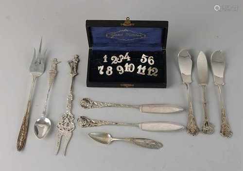 Lot with silver cutlery, 835/000 5 butter knives, meat fork, cake fork and two spoons. MT .: