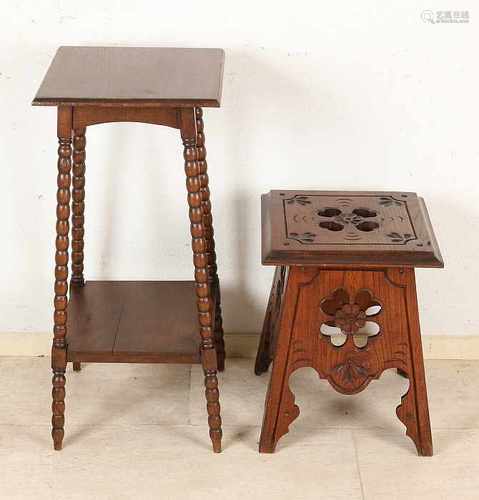 Antique oak pedestal + openwork stool. Circa 1900. Size: 45-77 cm. In good condition.