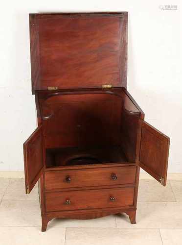 Antique 19th century English mahogany room comfort with drawer and doors. Size: 80 x 65 x 53 cm.