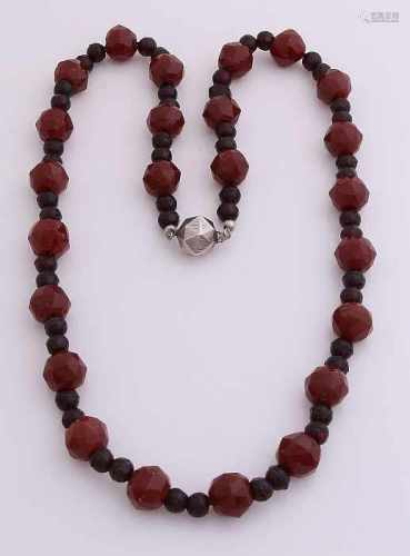 Collier carneoolkralen, ø 12mm, and garnet beads, ø 7mm, attached to a silver clasp faceted with