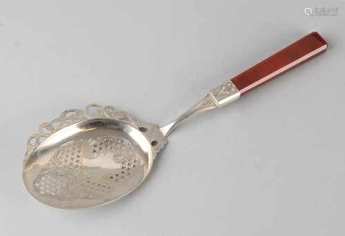 Patéschep silver, 833/000, with kornaleinen grip. Spoon with an oval cut sheet with engraving. MT .: