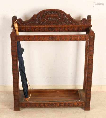 Antique oak wood inserted umbrella holder with zinc drip tray. Approximately 1900. Size: 86 x 68 x