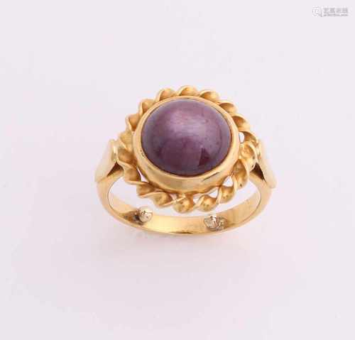 Yellow gold ring, 585/000, with star ruby. Ring with a round zetkast with twisted edge, set with a