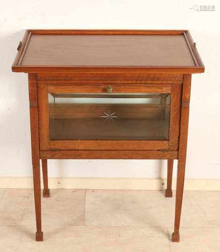 Antique oak coffee table with beveled glass. With removable tablet. Approximately 1920. Size: 67 x