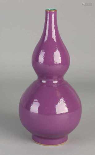 Chinese porcelain vase with purple glaze bump + gold rim. Bottom Brand. Size: H 23 cm. In good