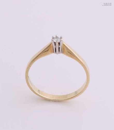 Yellow gold solitaire ring, 585/000, with diamond. A ring with a flat strip and provided with