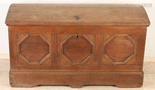 German oak blanket chest with fog dating 1839. Slot. Size: 72 x 67 x 126 cm. In good condition.