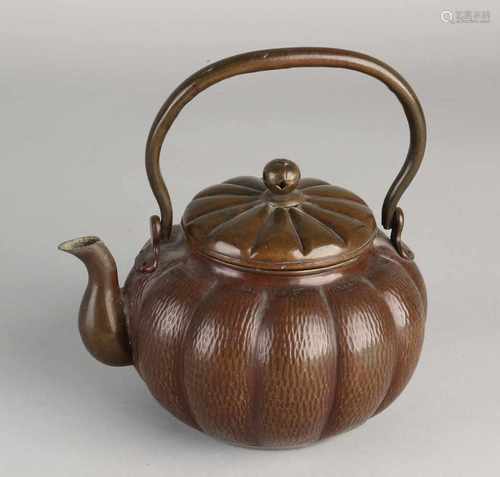 Antique copper autographed beaten Japanese / Chinese teapot. Size: 10 x 15 x 12 cm dia. In good