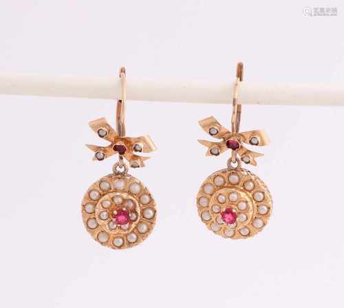 Yellow gold earrings, 585/000, with ruby and pearl. Earrings with ornate brisures with bows, a red