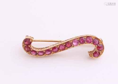 Yellow gold brooch, 750/000, with ruby. Broche in a curl-shape set with 14 faceted rubies, 2.7mm