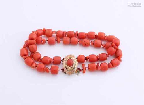 Bracelet coral with yellow gold clasp, 585/000. Bracelet with 2 rows of blood corals with barrel-