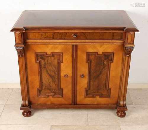 Beautiful German Gründerzeit walnut commode. Circa 1880. Historicism. Recently professionally