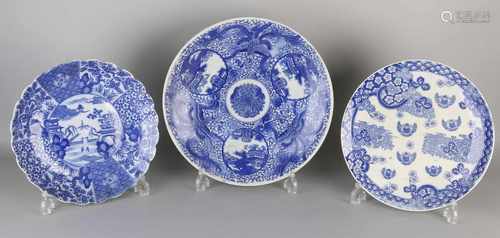 Three large antique Japanese porcelain decorative dishes. Circa 1900. Divers. Size: ø 31-37 cm. In