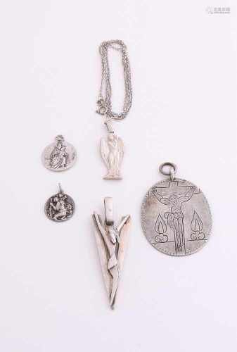 Lot religious pendants, some silver, with a scapular, angel, Christopher and crucifix. 1,7-6cm. In