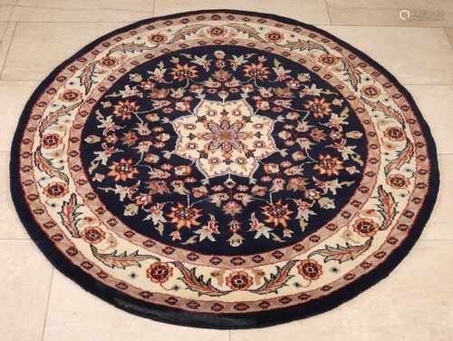 Around Persian rug. Floral decor. Size: Ø 119 cm. In good condition.