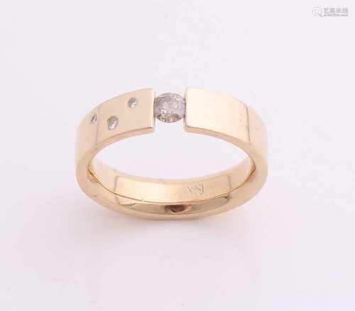 Yellow gold ring, 585/000, with diamond. A ring with the tire clamped between a brilliant cut