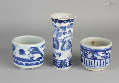 Three times Chinese porcelain. Consisting of: Two flower pots, a hair crack. One vase with figures