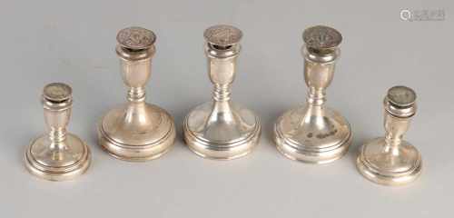 Five silver sockets on circular base ø5,5x7,5cm / ø7x11cm. Various levels. about 230 grams. In