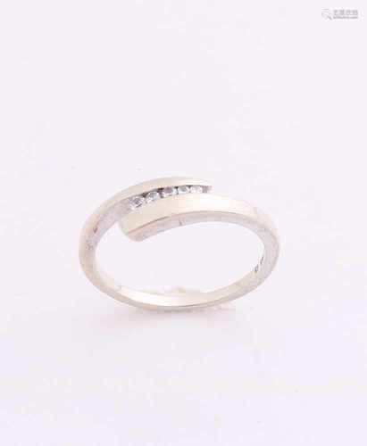 Ring, 333/000, with white stroke set with five zirconia. Width 5.5 mm. ø 53 ca 2.3 grams. In good