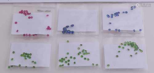 Lot gems with 3.34 ct round faceted diopsieten, ø 2 mm, 27 blue sapphires, total 1.92 ct and 25