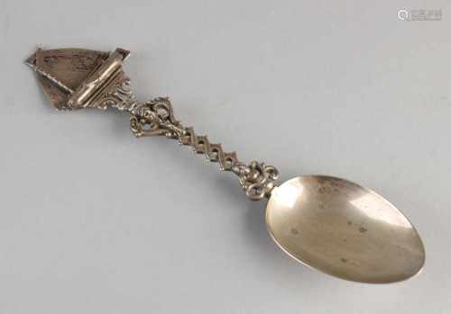 Silver spoon, 835/000, with a double twisted handle with fish and a boat. jl.:B:1986. 20 cm.