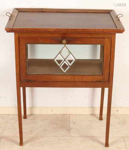 Oak Nouveau tea box with faceted glass and removable tablet. Circa 1915. Size: 79 x 65 x 45 cm. In