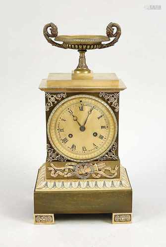 Early 19th century two-tone bronze Empire clock with tazza. Burnished bronze and gilded. Eight day-